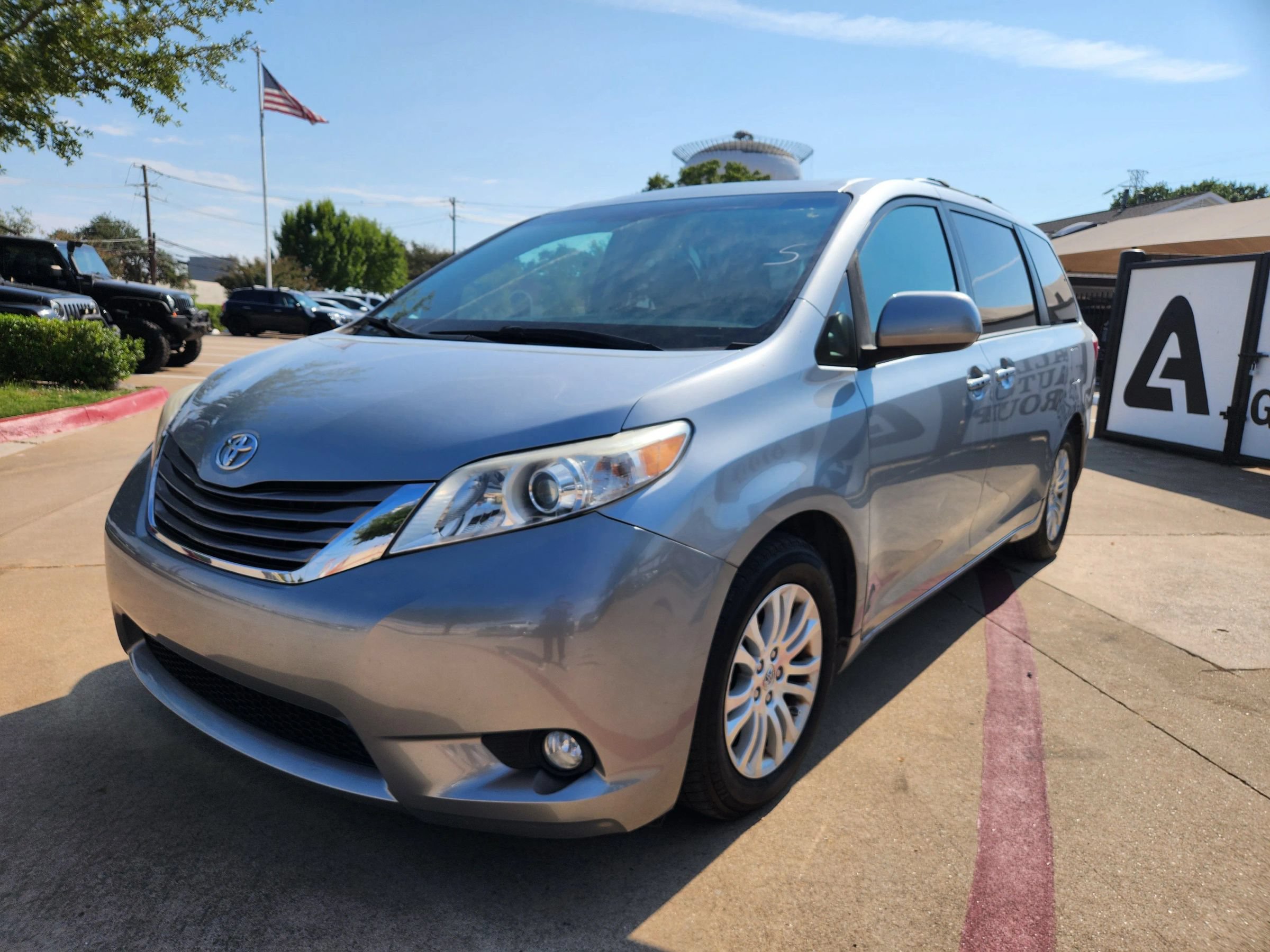 Used 2016 Toyota Sienna XLE FWD image 1