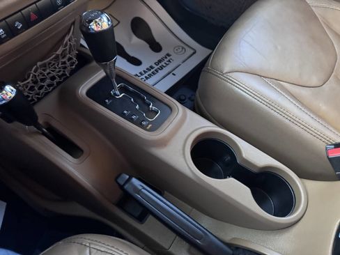 Used 2015 Jeep Wrangler Unlimited Sahara image 33