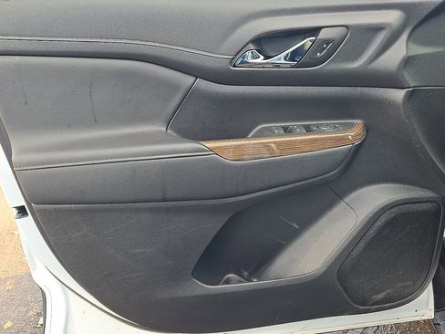 Used 2023 GMC Acadia SLE image 18