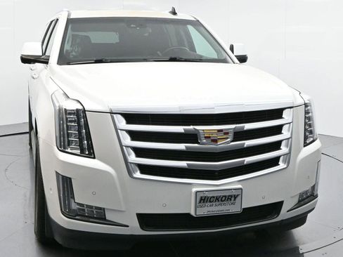 Used 2017 Cadillac Escalade ESV Luxury image 2