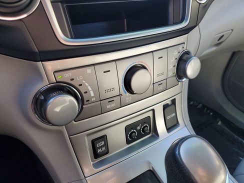 Used 2013 Toyota Highlander SE image 32