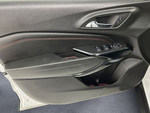 Used 2025 Chevrolet Trax RS w/ Sunroof Package image 3