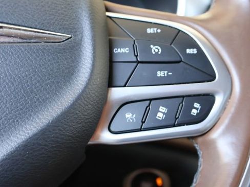 Used 2017 Chrysler Pacifica Limited FWD image 28