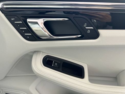 Certified 2025 Porsche Macan AWD/4WD image 20