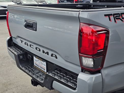 Used 2018 Toyota Tacoma TRD Sport image 15