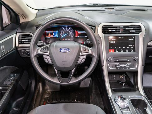 Used 2018 Ford Fusion SE FWD image 11