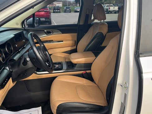 Used 2022 Kia Carnival LX FWD image 23