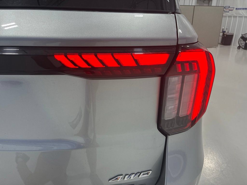 Used 2025 Ford Explorer Active AWD/4WD image 31