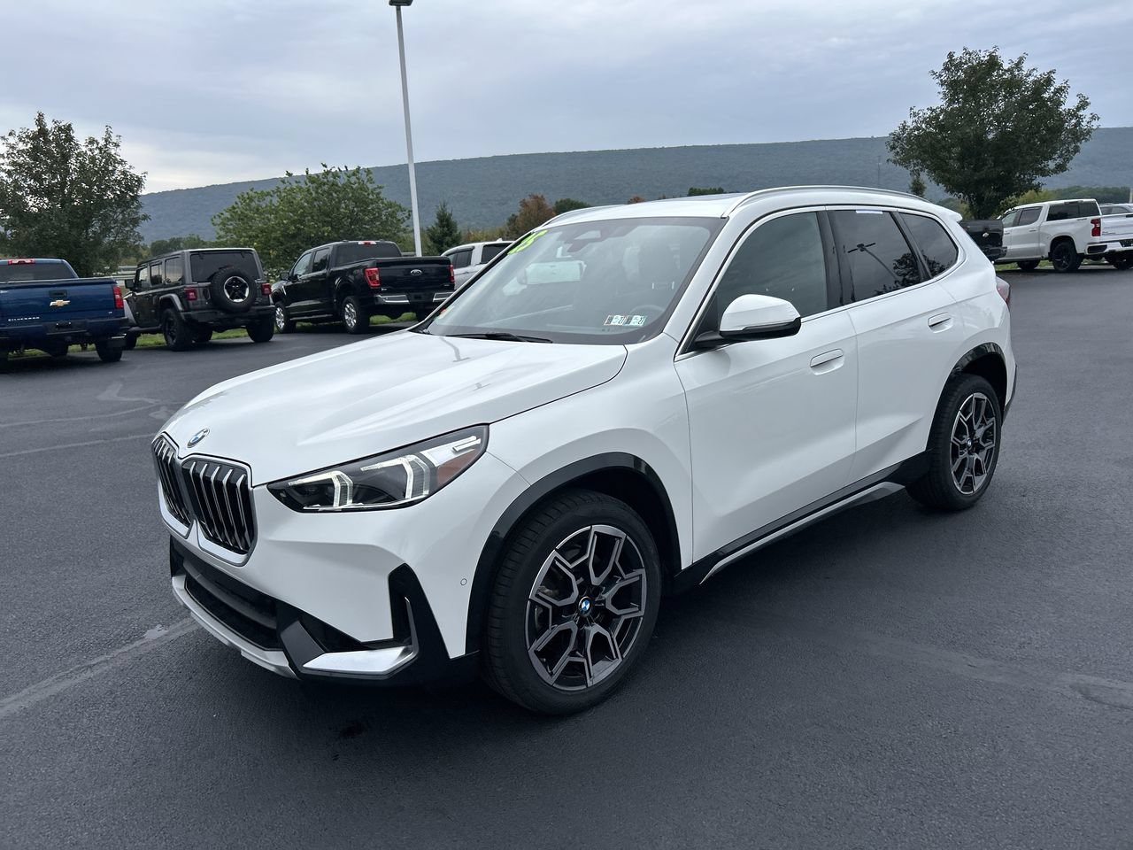 Used 2025 BMW X1 xDrive28i w/ Convenience Package AWD/4WD image 3