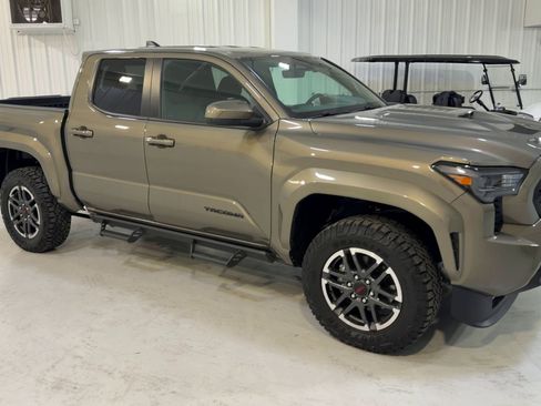 Used 2025 Toyota Tacoma TRD Sport AWD/4WD image 3
