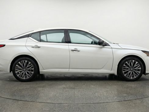 Used 2025 Nissan Altima 2.5 SV image 11