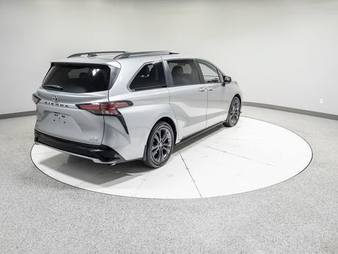 Used 2021 Toyota Sienna XSE FWD image 32