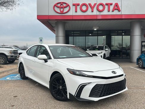 Used 2026 Toyota Camry SE image 1