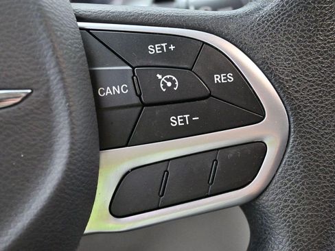 Used 2017 Chrysler Pacifica Touring FWD image 19