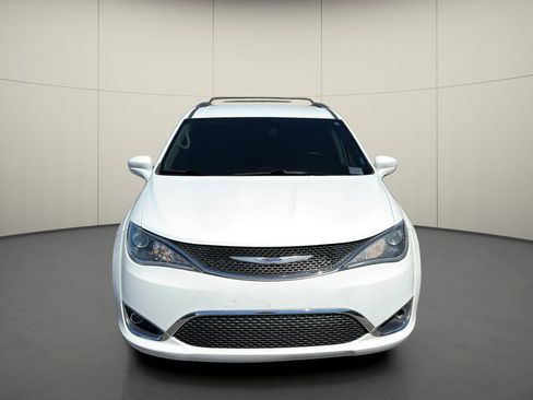 Used 2019 Chrysler Pacifica Touring-L image 2