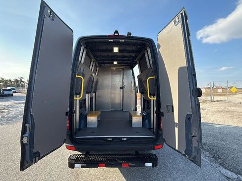 Used 2018 Mercedes-Benz Sprinter 2500 image 8