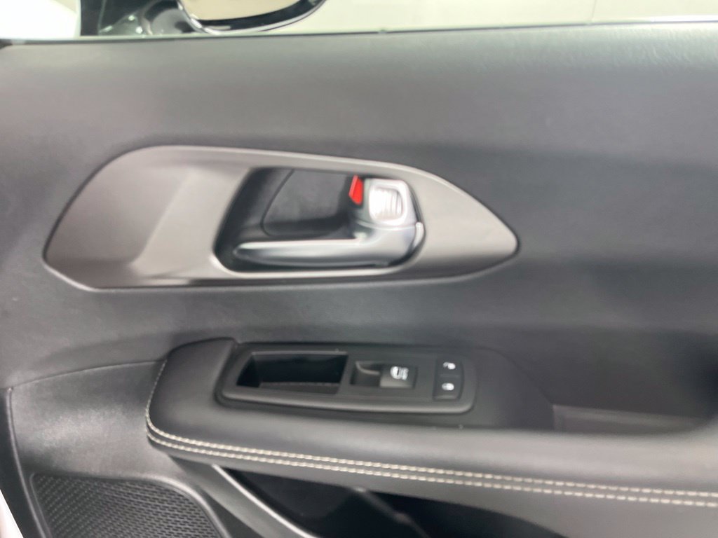 Used 2025 Chrysler Pacifica Select FWD image 20