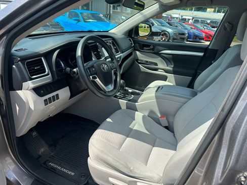 Used 2017 Toyota Highlander LE AWD/4WD image 12