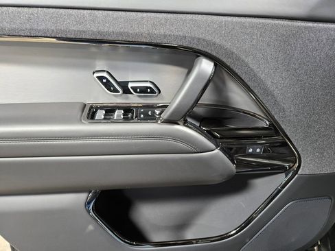 Used 2025 Land Rover Range Rover Sport SE image 8