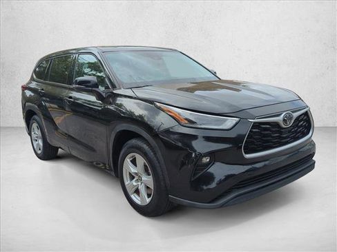 Used 2021 Toyota Highlander LE FWD image 3