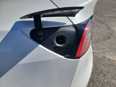 Used 2022 Tesla Model Y Long Range AWD/4WD image 30
