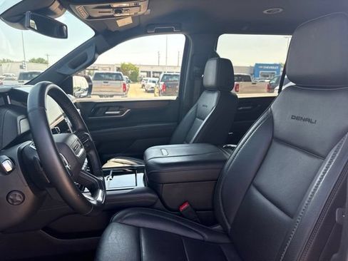 Used 2025 GMC Yukon Denali AWD/4WD image 9