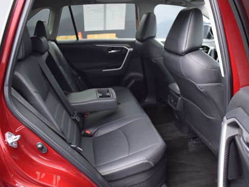 Used 2023 Toyota RAV4 XLE Premium image 11