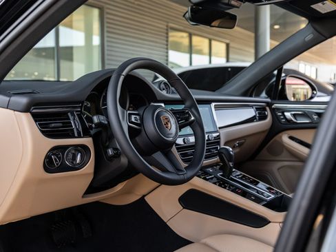 Certified 2026 Porsche Macan AWD/4WD image 4