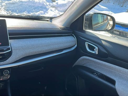 Used 2022 Jeep Compass Latitude image 29