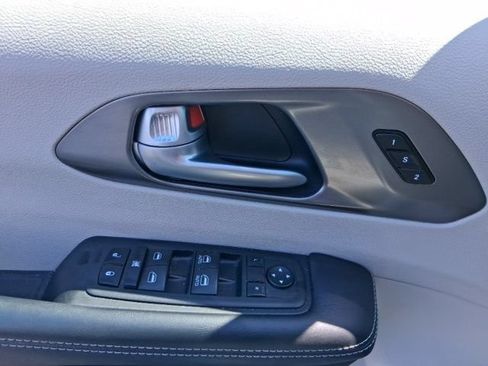 Used 2024 Chrysler Pacifica Touring-L FWD image 16