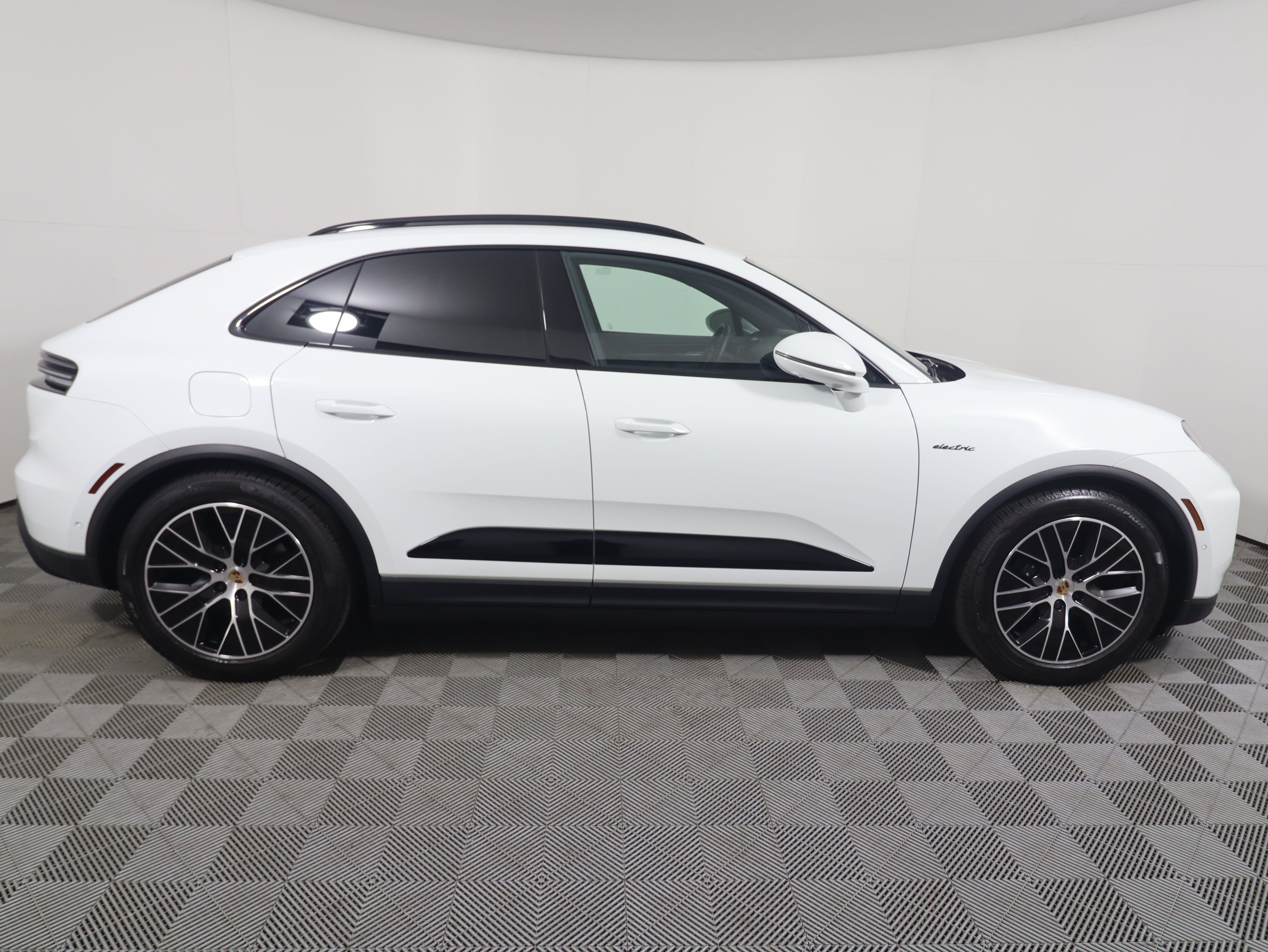 Used 2025 Porsche Macan 4 Electric AWD/4WD image 8