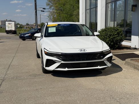 Certified 2025 Hyundai Elantra SEL FWD image 13