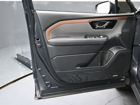 Used 2025 Subaru Forester Sport image 39