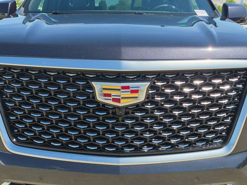 Used 2025 Cadillac Escalade Premium Luxury AWD/4WD image 9