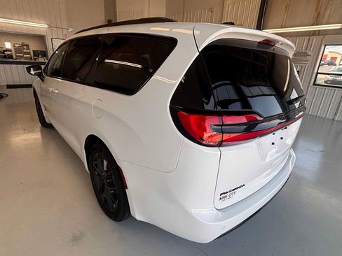 New 2027 Chrysler Pacifica Select FWD image 6