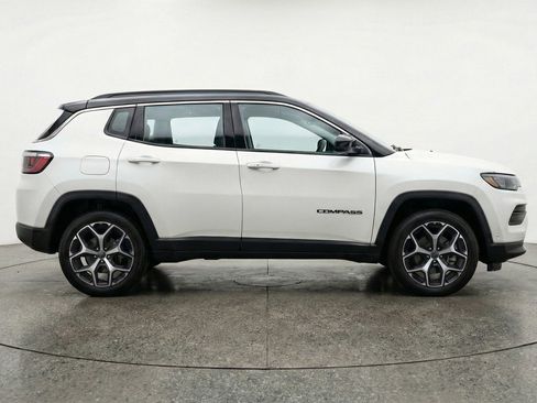 Used 2025 Jeep Compass Limited image 11