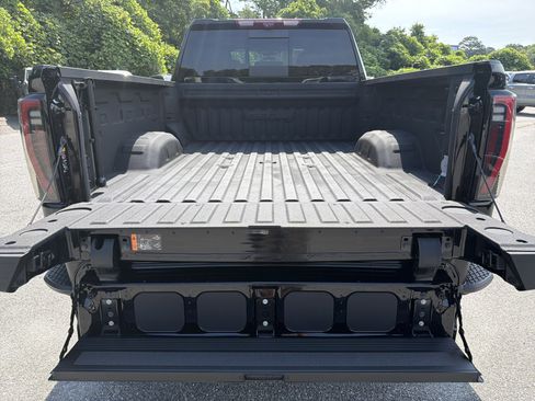 Used 2024 GMC Sierra 2500 AT4 w/ AT4 Premium Plus Package AWD/4WD image 19