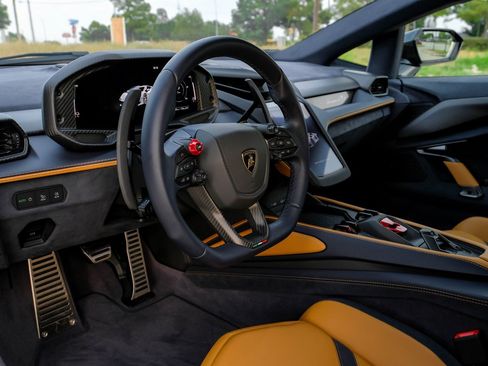 Used 2025 Lamborghini Revuelto image 3