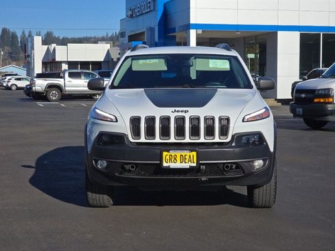 Used 2018 Jeep Cherokee Trailhawk AWD/4WD image 3