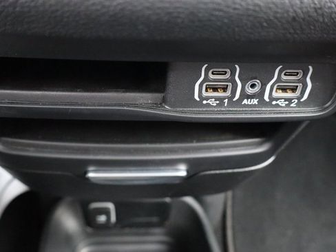 Used 2025 Chrysler Pacifica Select image 16