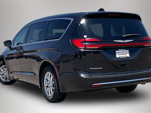 Used 2023 Chrysler Pacifica Touring-L FWD image 4