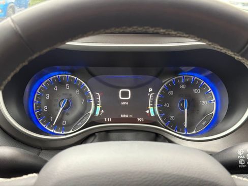 Used 2024 Chrysler Pacifica Touring-L FWD image 9