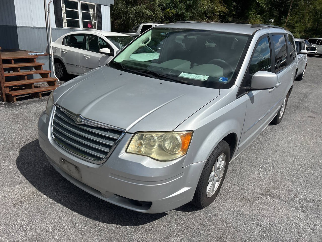 Used 2010 Chrysler Town & Country Touring FWD image 2