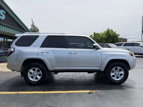 Used 2018 Toyota 4Runner SR5 AWD/4WD image 7