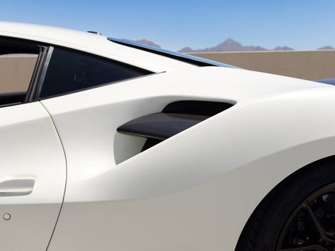Used 2018 Ferrari 488 GTB RWD image 16