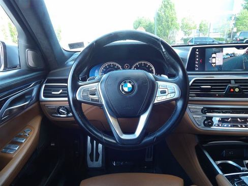 Used 2018 BMW 750i w/ Executive Package RWD image 17