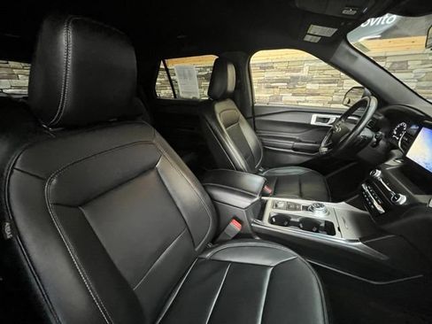 Used 2020 Ford Explorer XLT w/ Equipment Group 202A AWD/4WD image 15