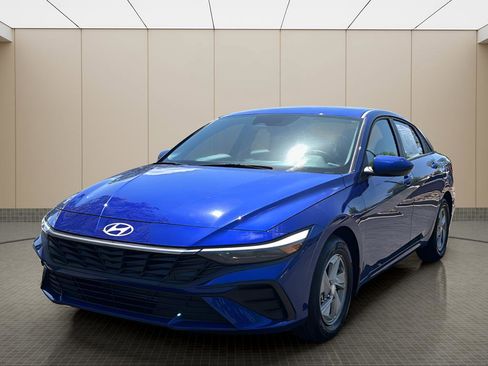 Used 2025 Hyundai Elantra SE image 1