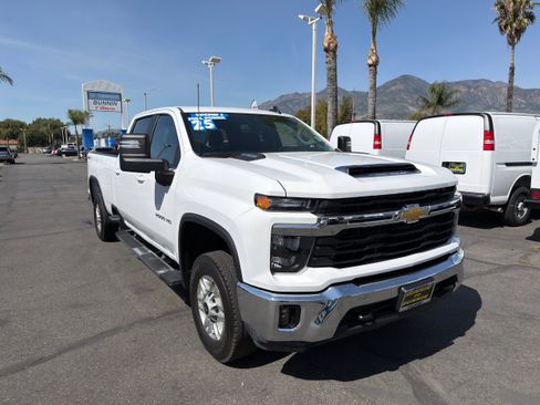Used 2025 Chevrolet Silverado 2500 LT w/ Convenience Package AWD/4WD image 2