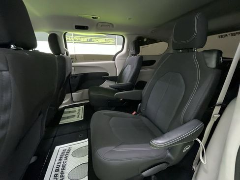 Used 2022 Chrysler Voyager LX image 25